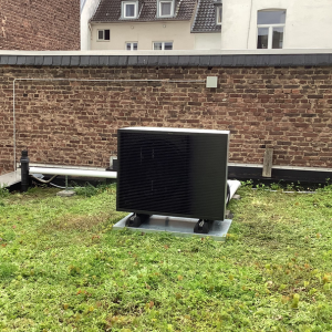 Auf einem Gründach installierte Wärmepumpe Köln, platzsparende und effiziente Lösung für innerstädtische Gebäude.