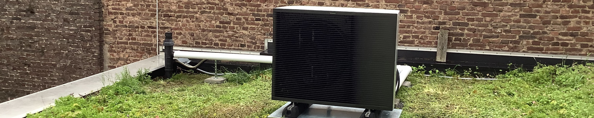 Auf einem Flachdach installierte Wärmepumpe Bergisch Gladbach, platzsparende und effiziente Lösung.
